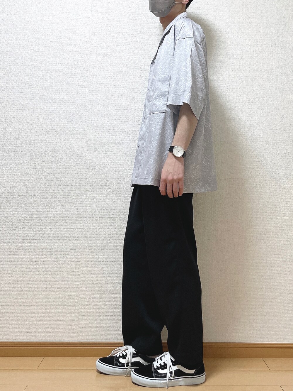 グレー系のシャツ/ブラウス、ホワイト系のTシャツ/カットソー、ブラック系のスラックスを着用したメンズの春コーディネートの3枚目の写真