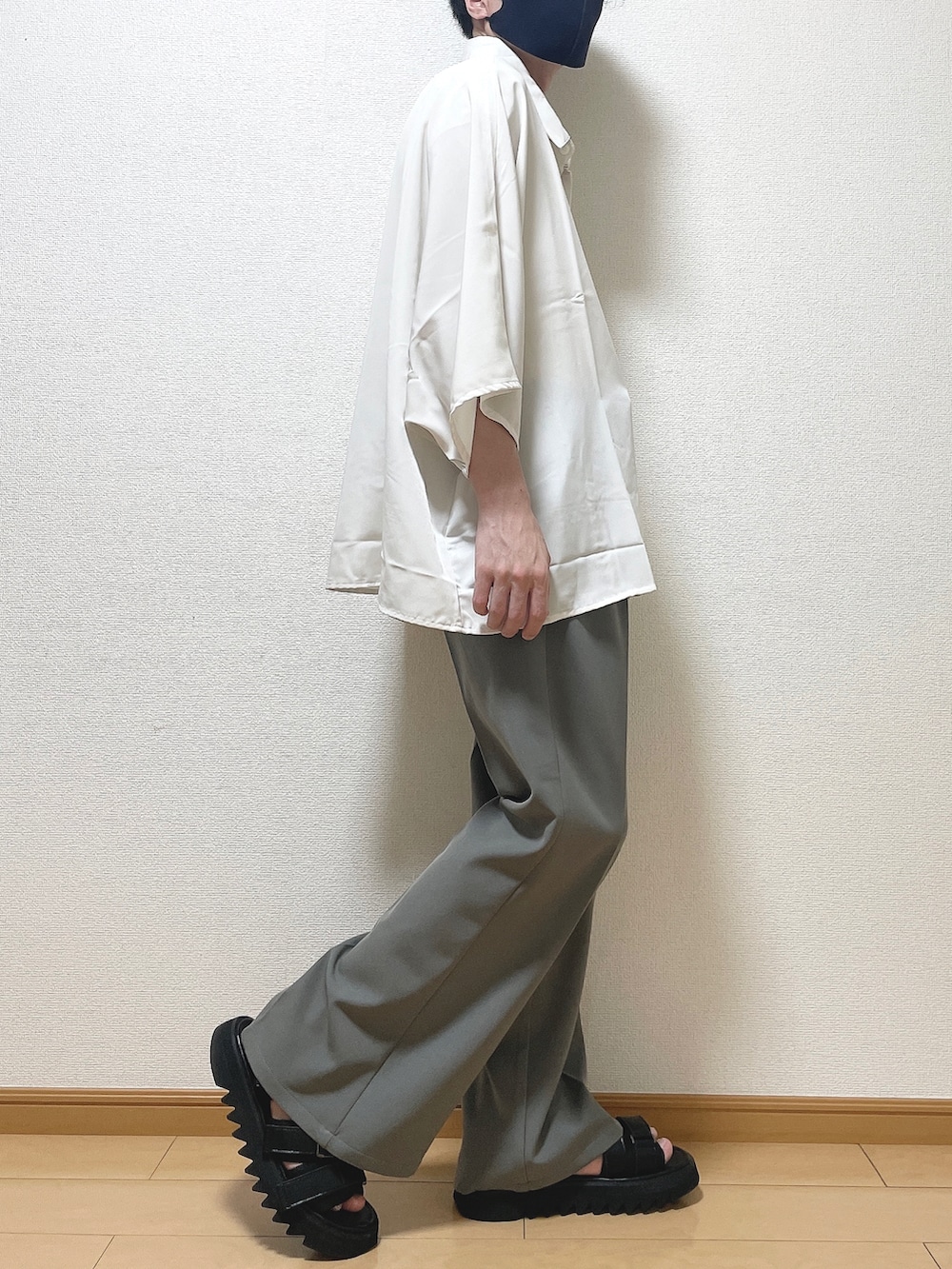 ホワイト系のシャツ/ブラウス、グレー系のスラックス、ブラック系のサンダルを着用したメンズの春コーディネートの2枚目の写真