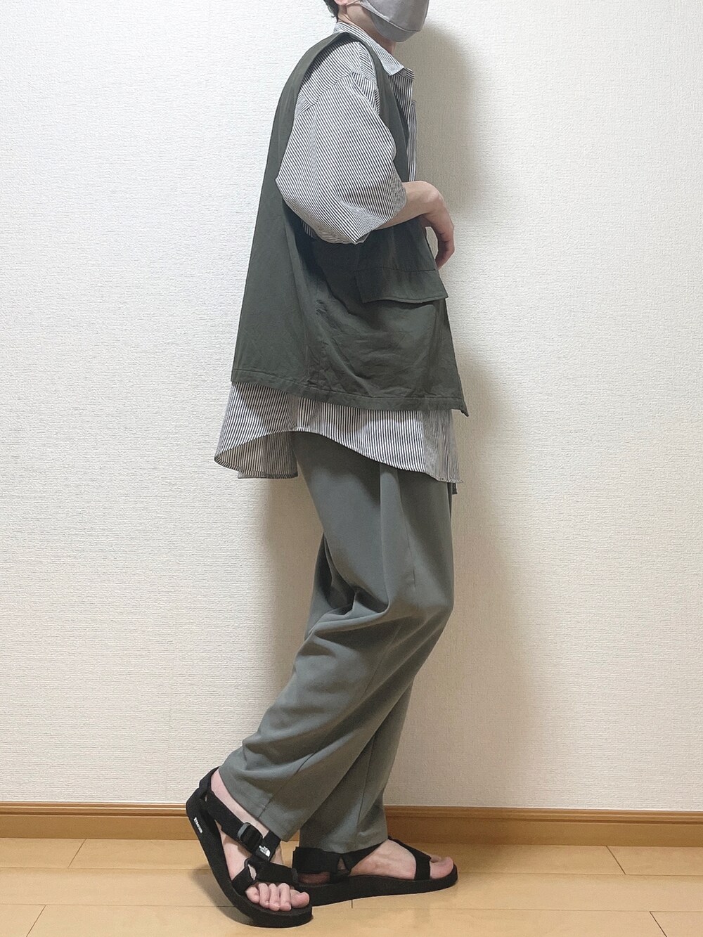 グレー系のベスト、ブルー系のシャツ/ブラウス、グレー系のスラックスを着用したメンズの夏コーディネートの2枚目の写真