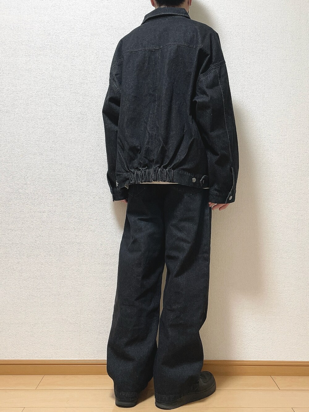 ブラック系のデニムジャケット、ホワイト系のTシャツ/カットソー、ブラック系のデニムパンツを着用したメンズの春コーディネートの4枚目の写真