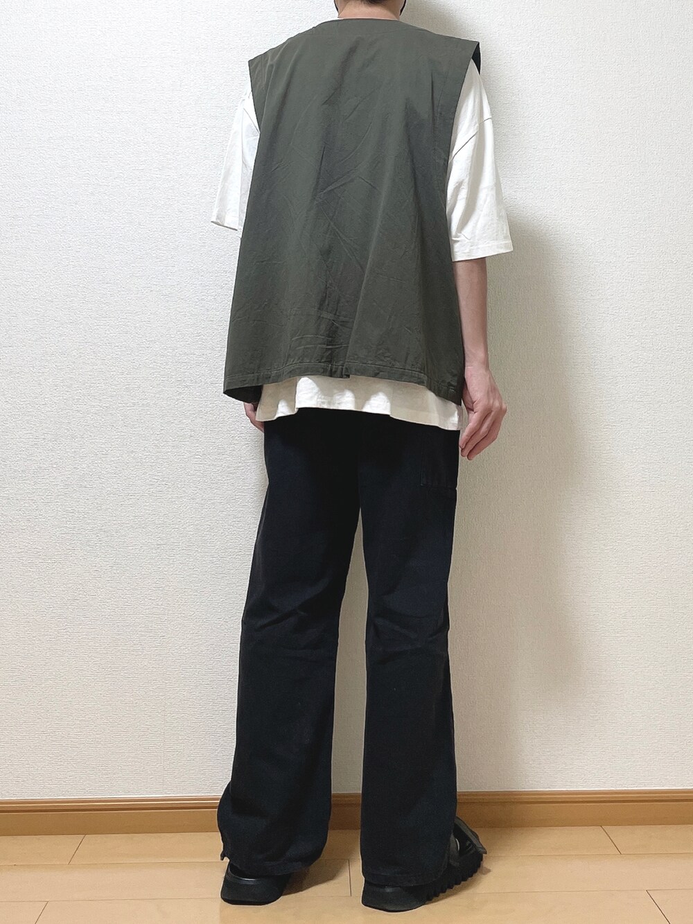 グレー系のベスト、ホワイト系のTシャツ/カットソー、ブラック系のその他パンツを着用したメンズの夏コーディネートの4枚目の写真