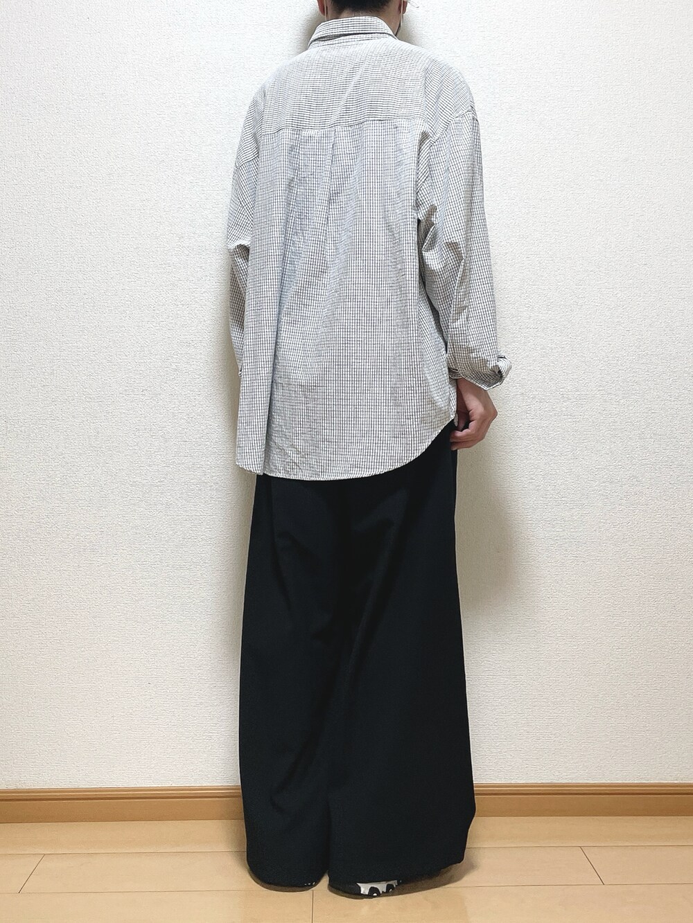 ブラック系のシャツ/ブラウス、ブラック系のスラックス、ブラック系のスニーカーを着用したメンズの春コーディネートの4枚目の写真