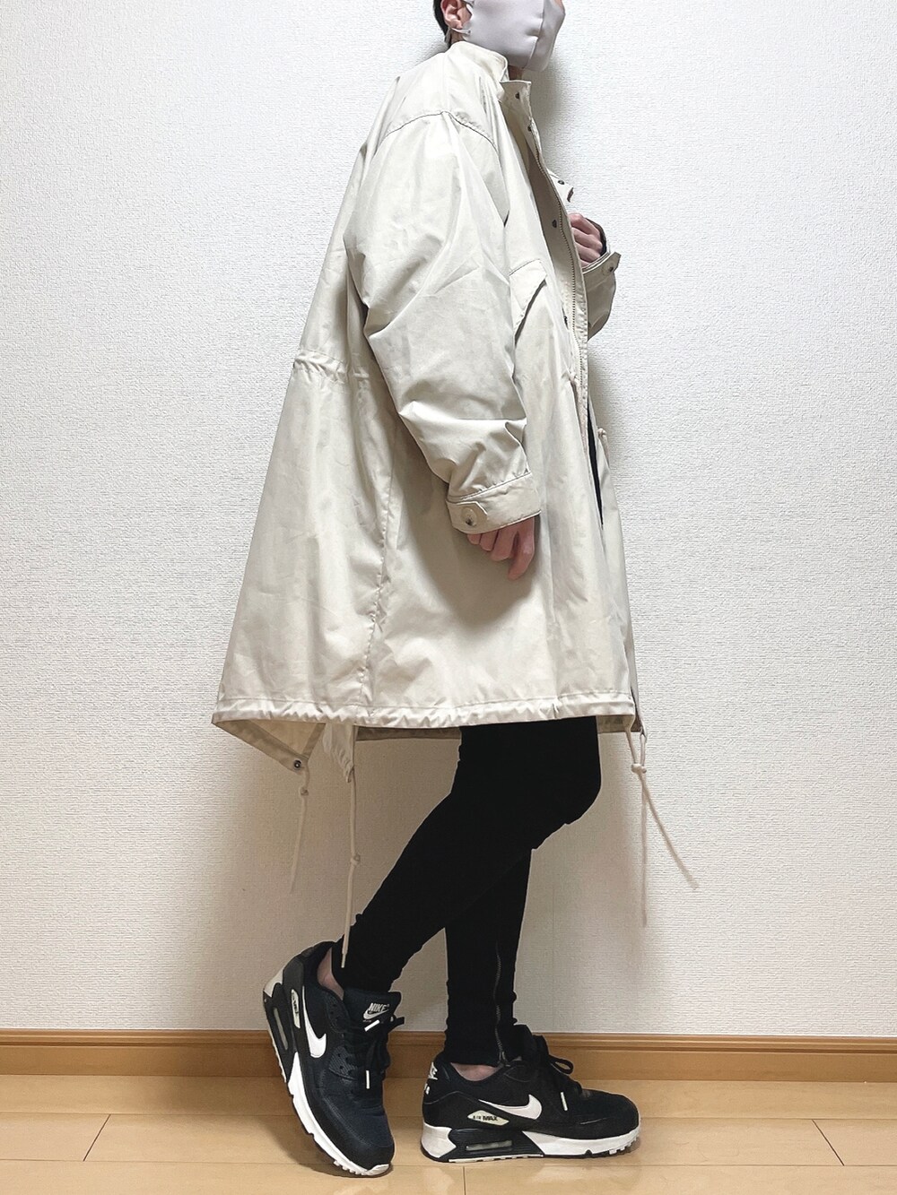 ベージュ系のモッズコート、ブラック系のスウェット、ブラック系のTシャツ/カットソーを着用したメンズの冬コーディネートの2枚目の写真