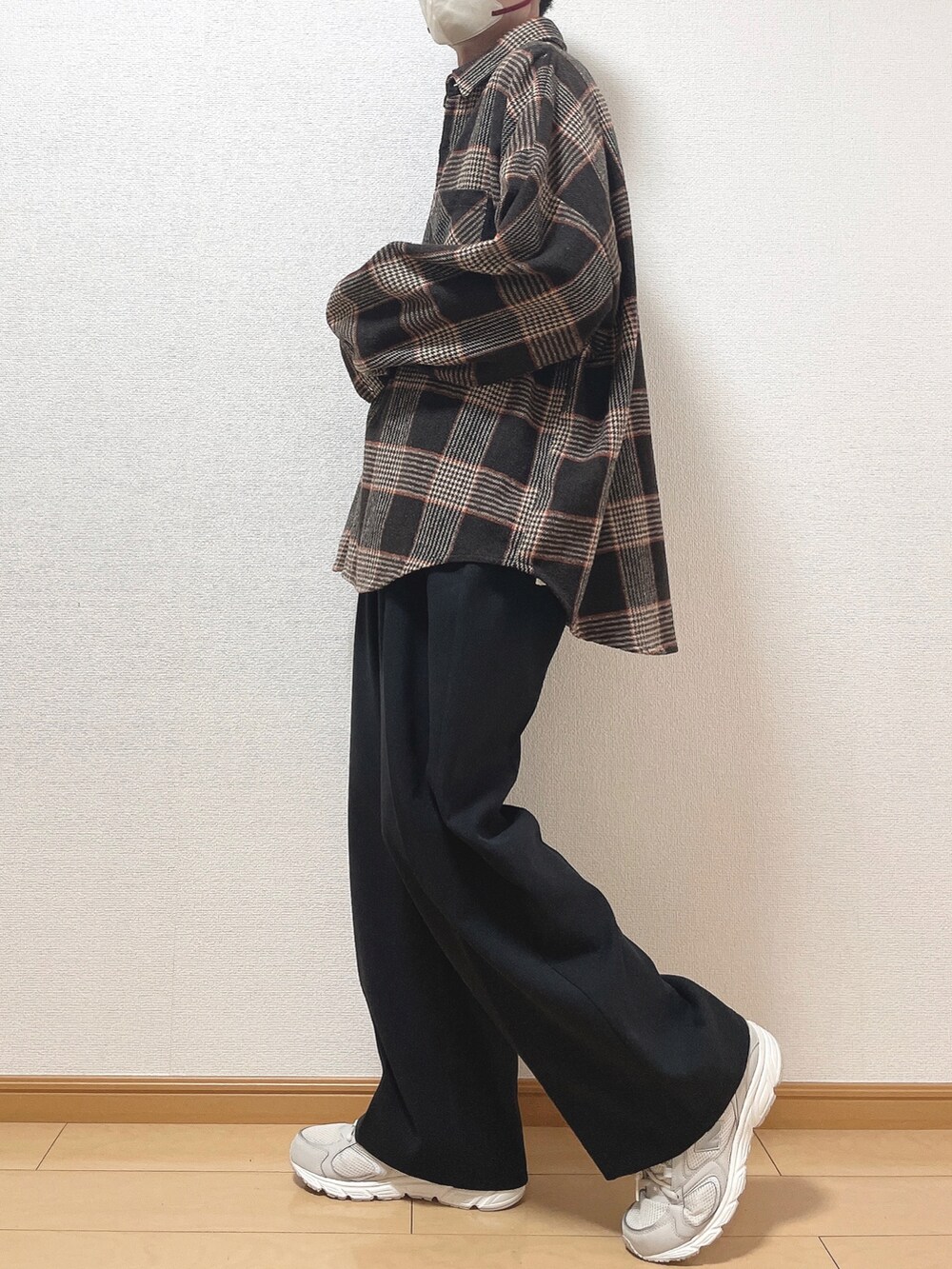 ブラウン系のシャツ/ブラウス、ブラック系のその他パンツ、ホワイト系のスニーカーを着用したメンズの秋コーディネートの3枚目の写真