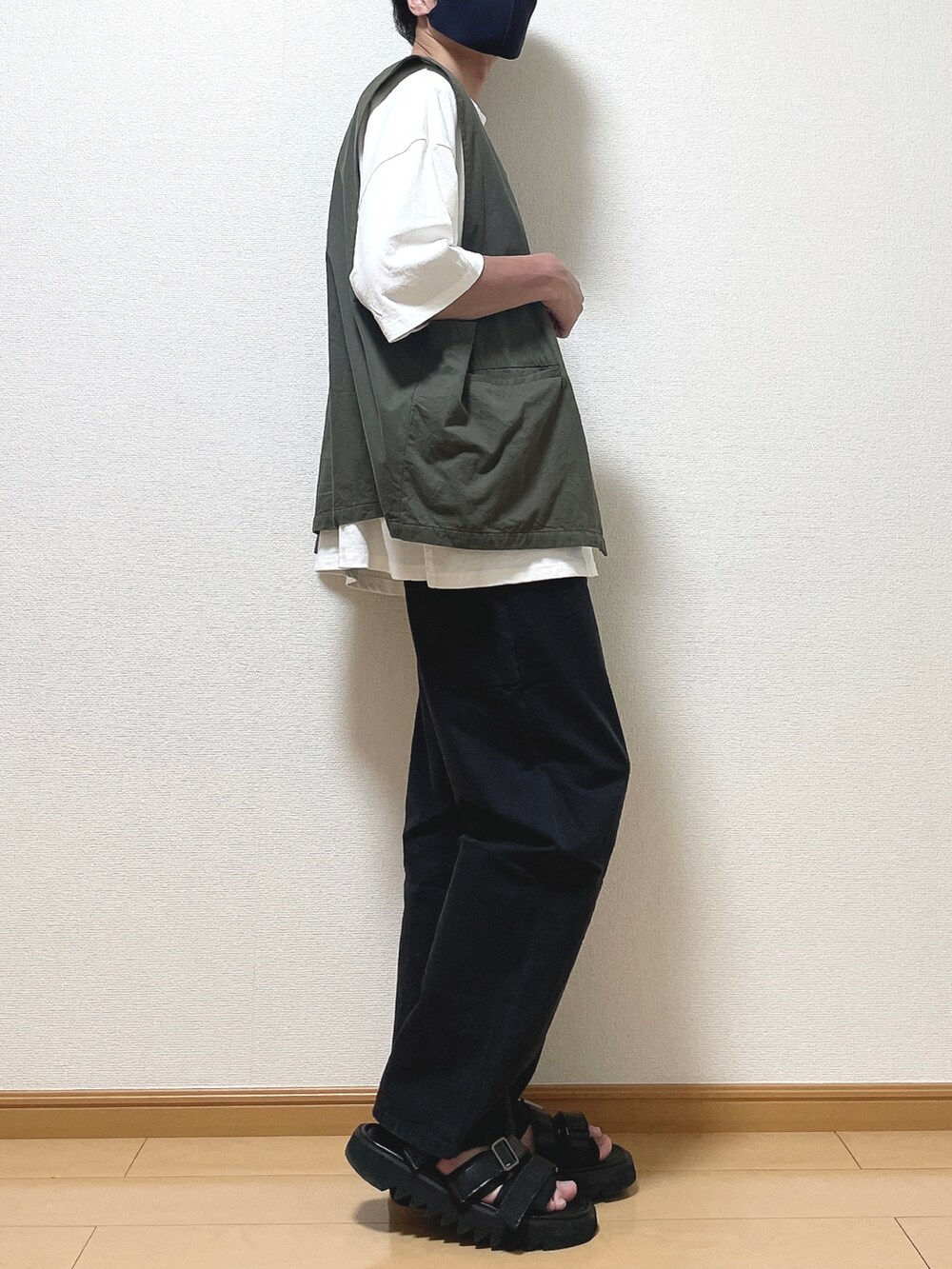 グレー系のベスト、ホワイト系のTシャツ/カットソー、ブラック系のその他パンツを着用したメンズの夏コーディネートの2枚目の写真