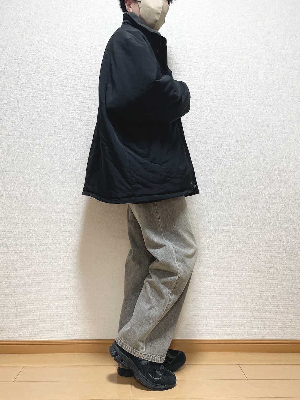 ブラック系のその他アウター、ベージュ系のニット/セーター、ブラック系のデニムパンツを着用したメンズの冬コーディネートの3枚目の写真