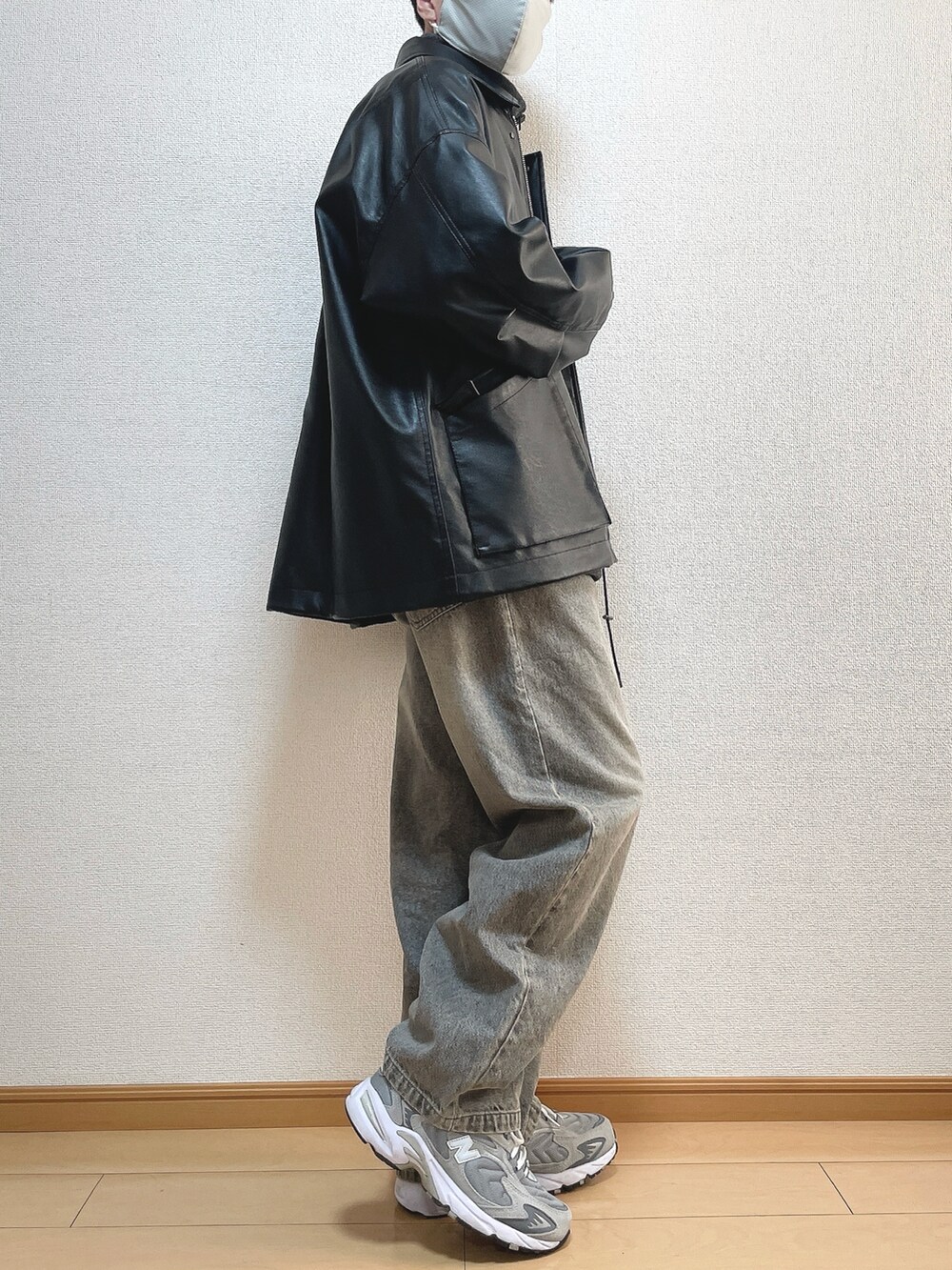 ブラック系のブルゾン、グレー系のスウェット、ブルー系のデニムパンツを着用したメンズの冬コーディネートの2枚目の写真