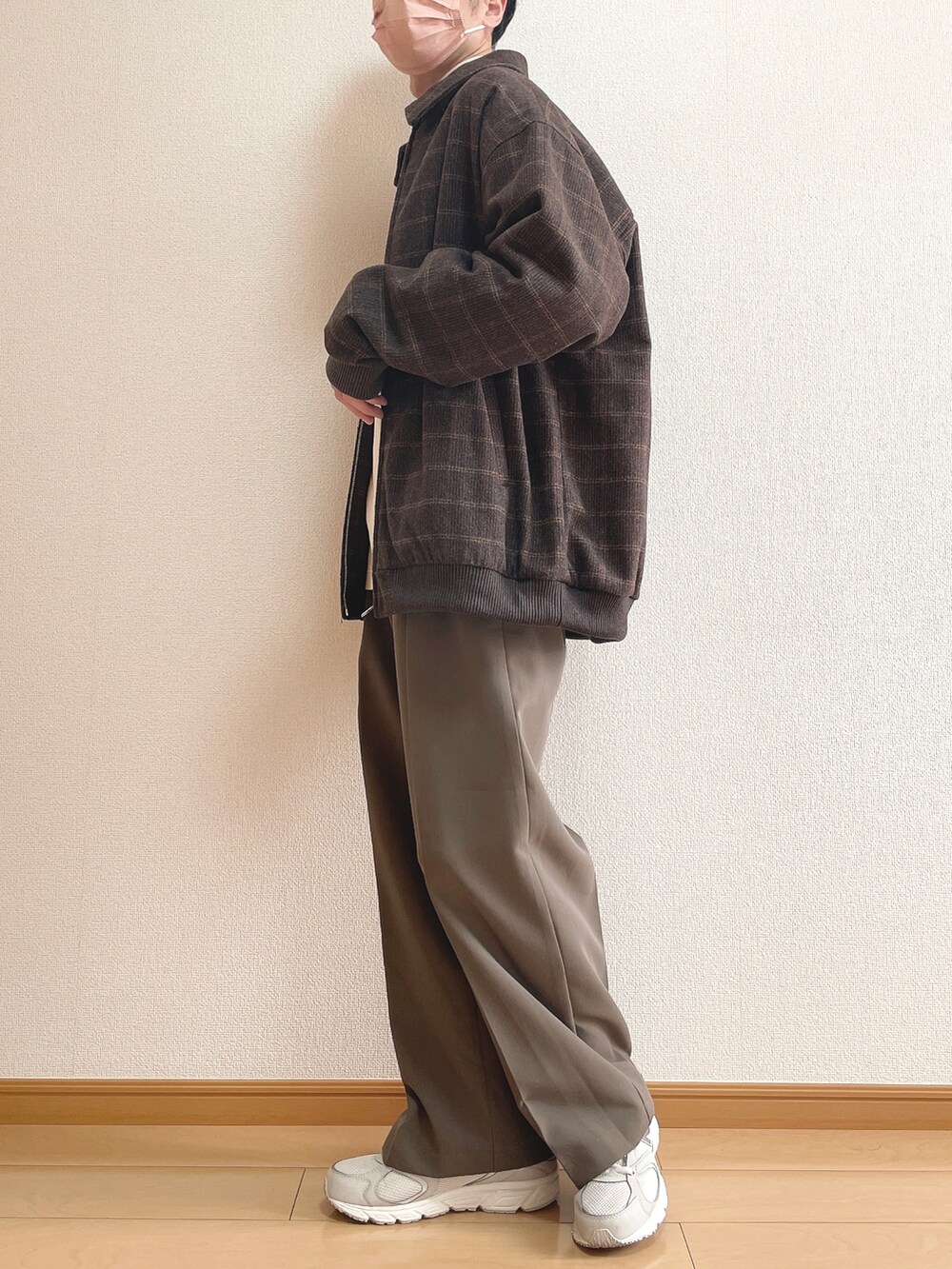 ブラウン系のブルゾン、ホワイト系のTシャツ/カットソー、ブラウン系のその他パンツを着用したメンズの秋コーディネートの2枚目の写真