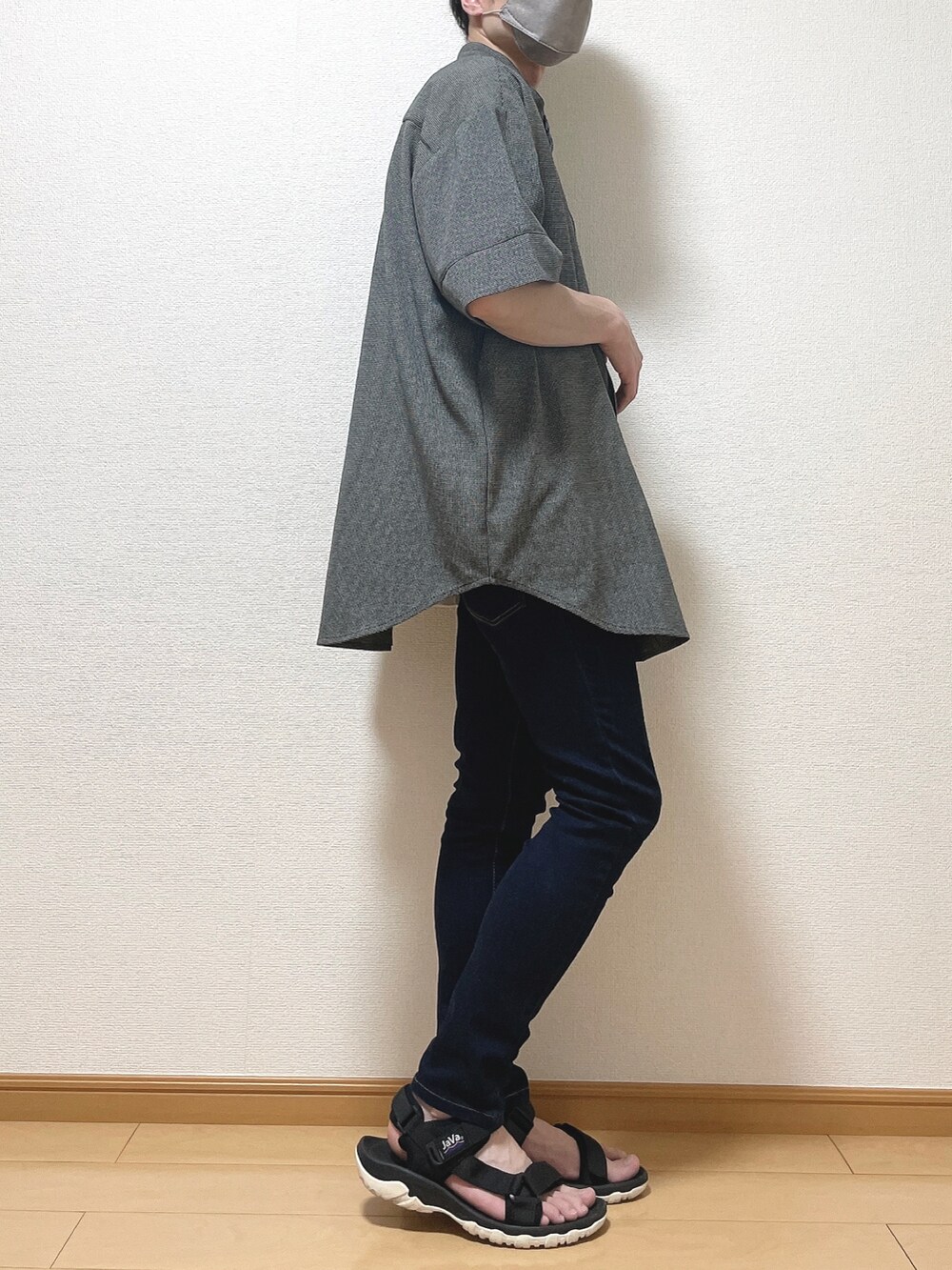 ブラック系のシャツ/ブラウス、ブルー系のデニムパンツ、ブラック系のサンダルを着用したメンズの夏コーディネートの2枚目の写真