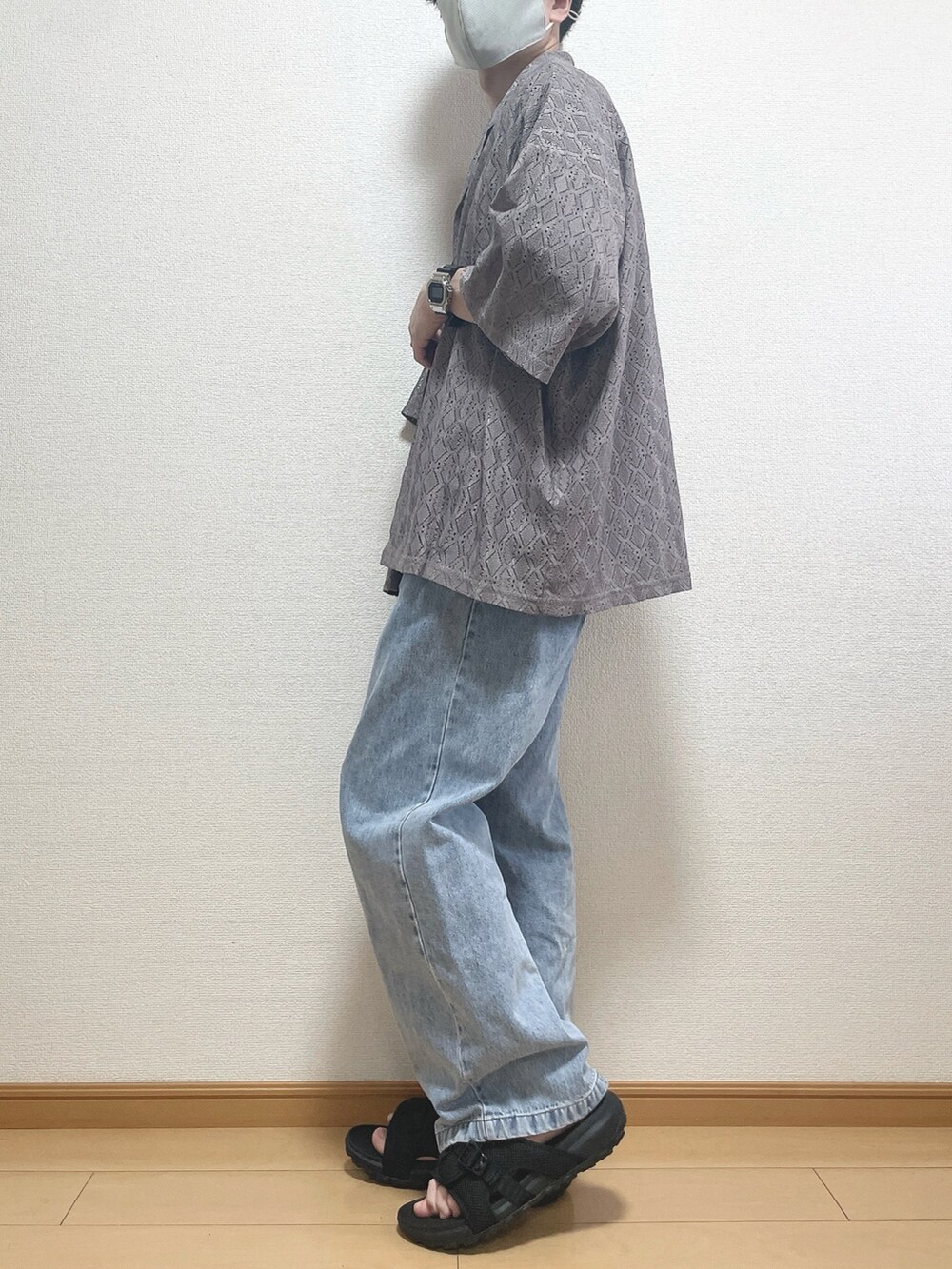 ベージュ系のシャツ/ブラウス、ブラック系のTシャツ/カットソー、ブルー系のデニムパンツを着用したメンズの夏コーディネートの3枚目の写真