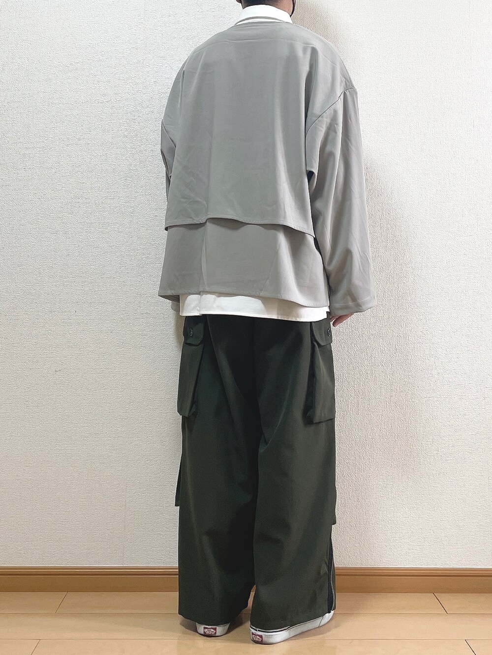 グレー系のブルゾン、ホワイト系のシャツ/ブラウス、グリーン系のカーゴパンツを着用したメンズの春コーディネートの4枚目の写真