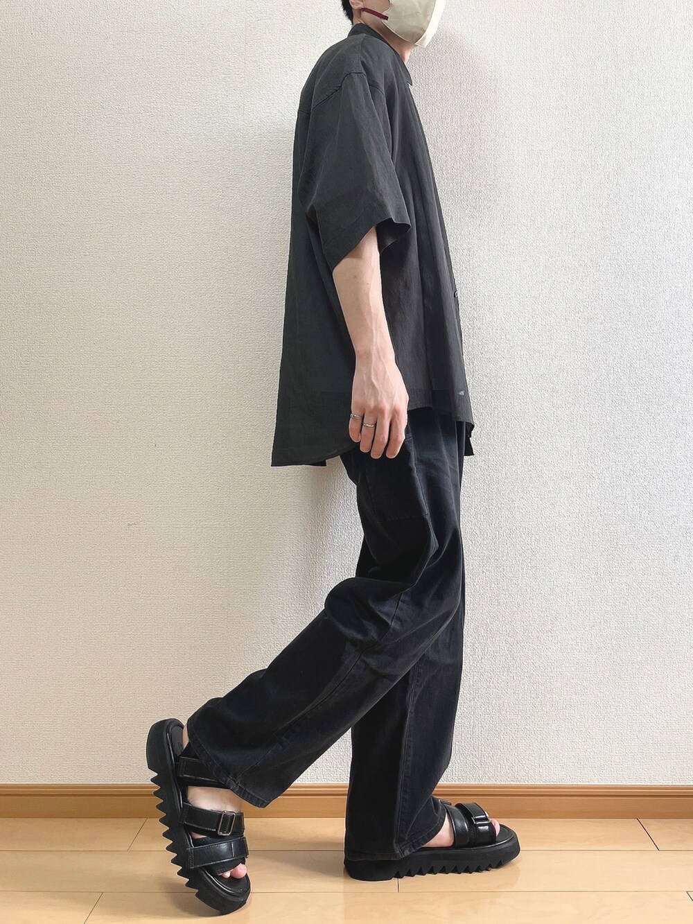 グレー系のシャツ/ブラウス、ホワイト系のTシャツ/カットソー、ブラック系のデニムパンツを着用したメンズの夏コーディネートの2枚目の写真