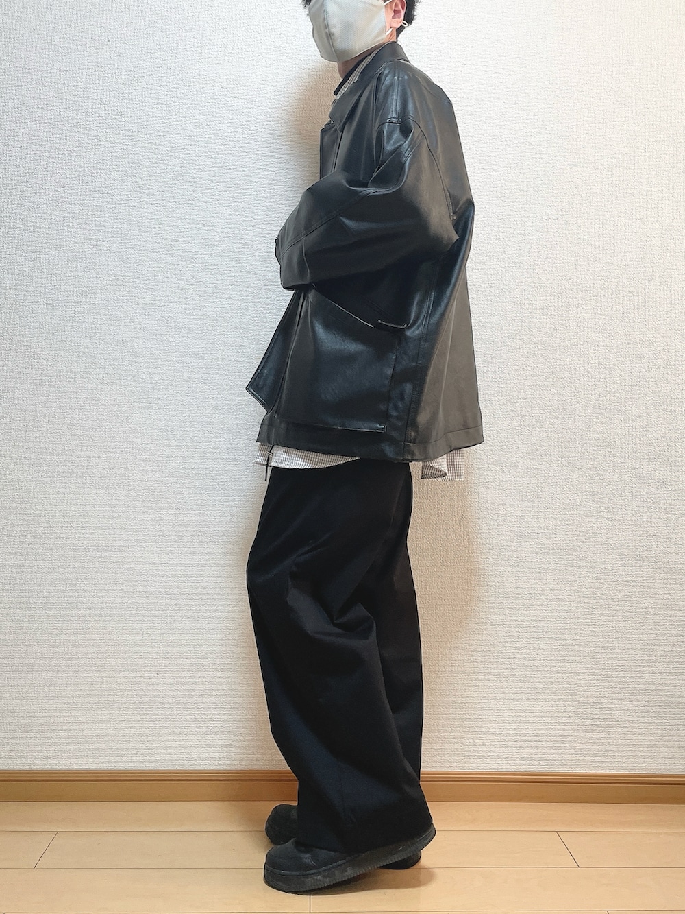 ブラック系のブルゾン、ブラック系のシャツ/ブラウス、ブラック系のスラックスを着用したメンズの冬コーディネートの3枚目の写真