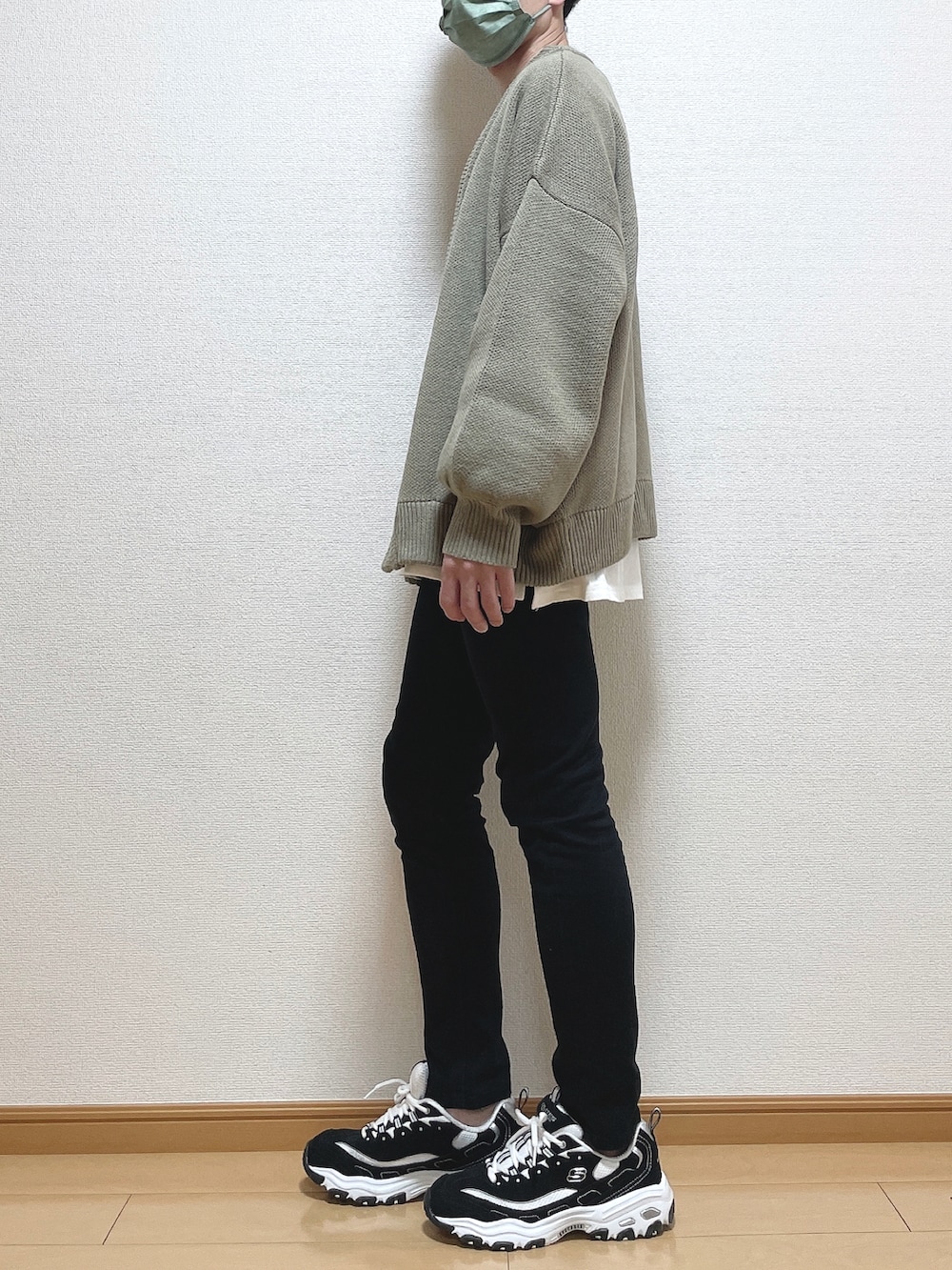 ベージュ系のカーディガン/ボレロ、ホワイト系のTシャツ/カットソー、ブラック系のデニムパンツを着用したメンズの春コーディネートの3枚目の写真