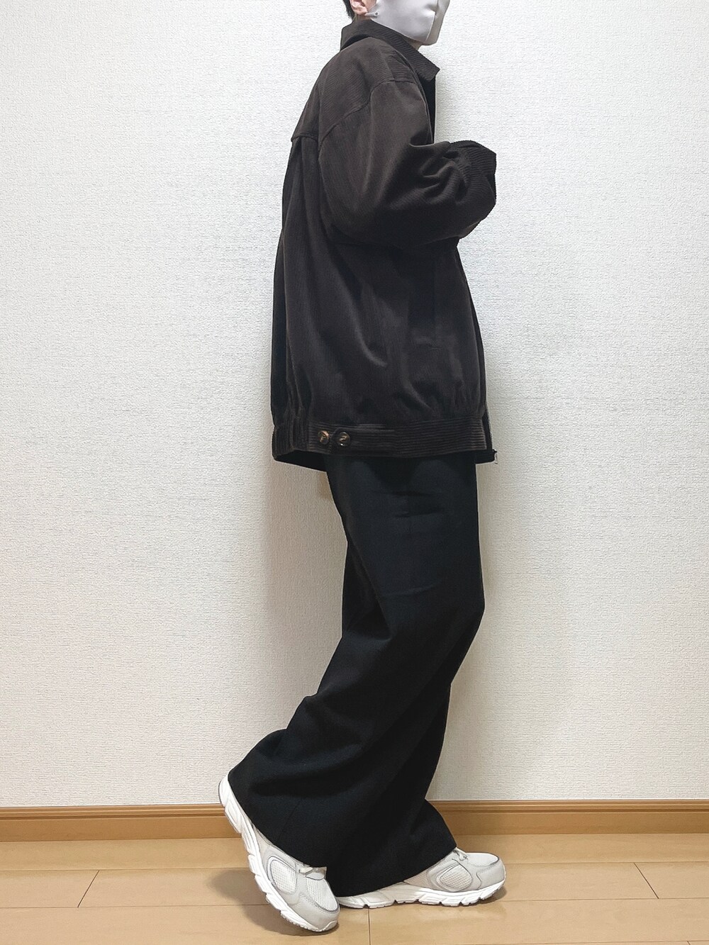 ブラウン系のブルゾン、ホワイト系のTシャツ/カットソー、ブラック系のその他パンツを着用したメンズの冬コーディネートの3枚目の写真