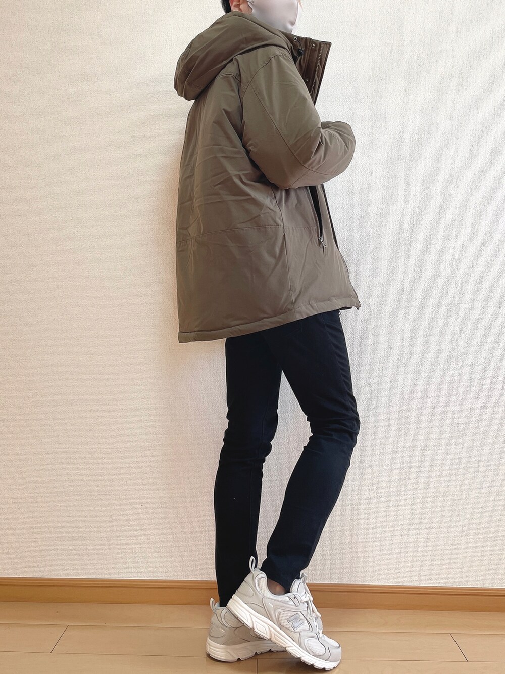 ベージュ系のダウンジャケット/コート、シルバー系のスウェット、ブラック系のデニムパンツを着用したメンズの秋コーディネートの3枚目の写真