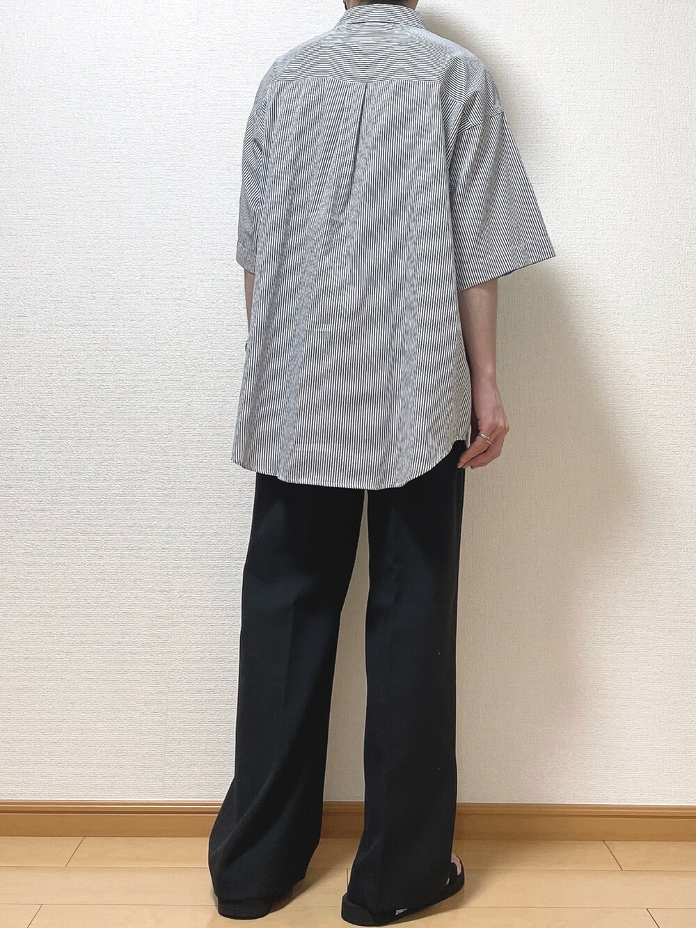 ブルー系のシャツ/ブラウス、ブラック系のその他パンツ、ブラック系のサンダルを着用したメンズの夏コーディネートの4枚目の写真