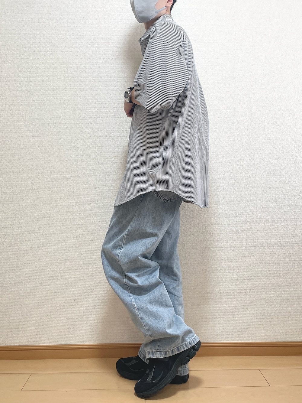 ブラック系のスニーカー、ブルー系のシャツ/ブラウス、ブルー系のデニムパンツを着用したメンズの秋コーディネートの3枚目の写真