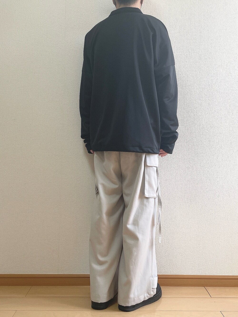 ブラック系のブルゾン、ブラック系のスウェット、グレー系のカーゴパンツを着用したメンズの春コーディネートの4枚目の写真