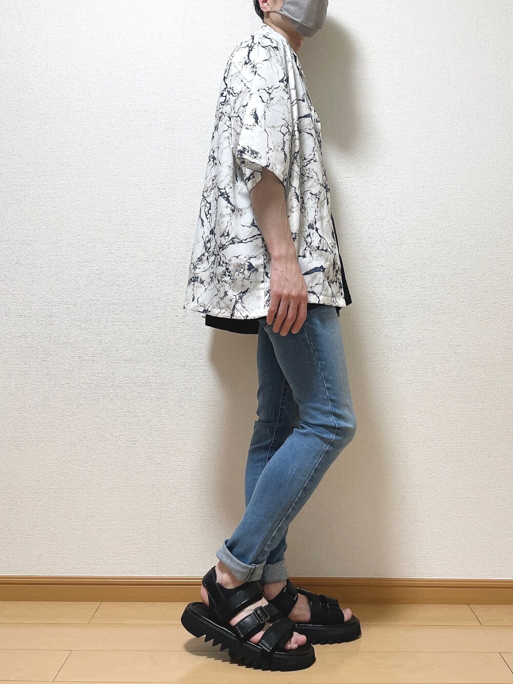 ホワイト系のシャツ/ブラウス、ブラック系のTシャツ/カットソー、ブルー系のデニムパンツを着用したメンズの夏コーディネートの2枚目の写真