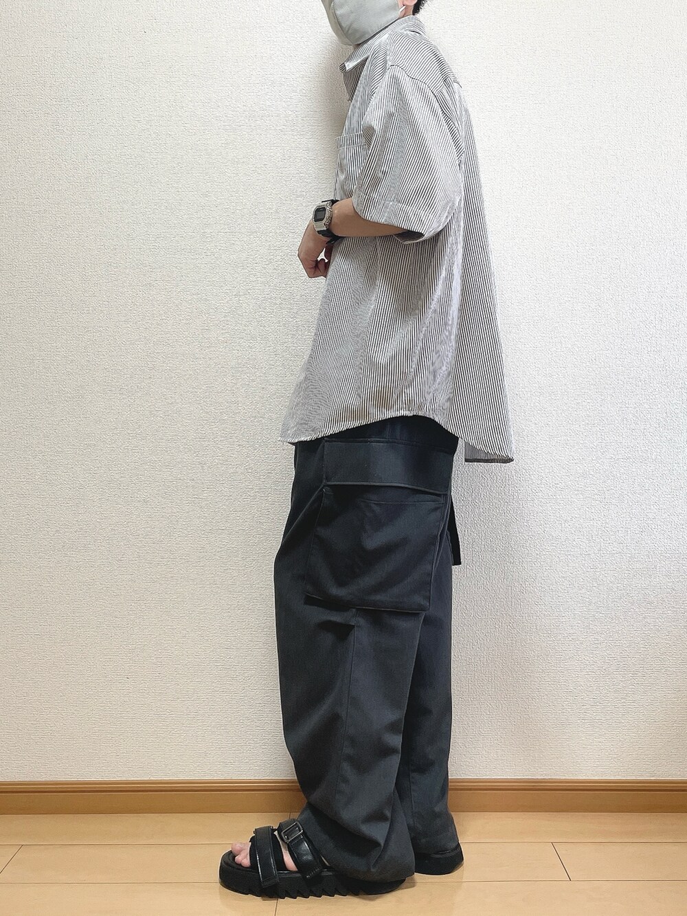 ブルー系のシャツ/ブラウス、グレー系のカーゴパンツ、ブラック系のサンダルを着用したメンズの夏コーディネートの3枚目の写真