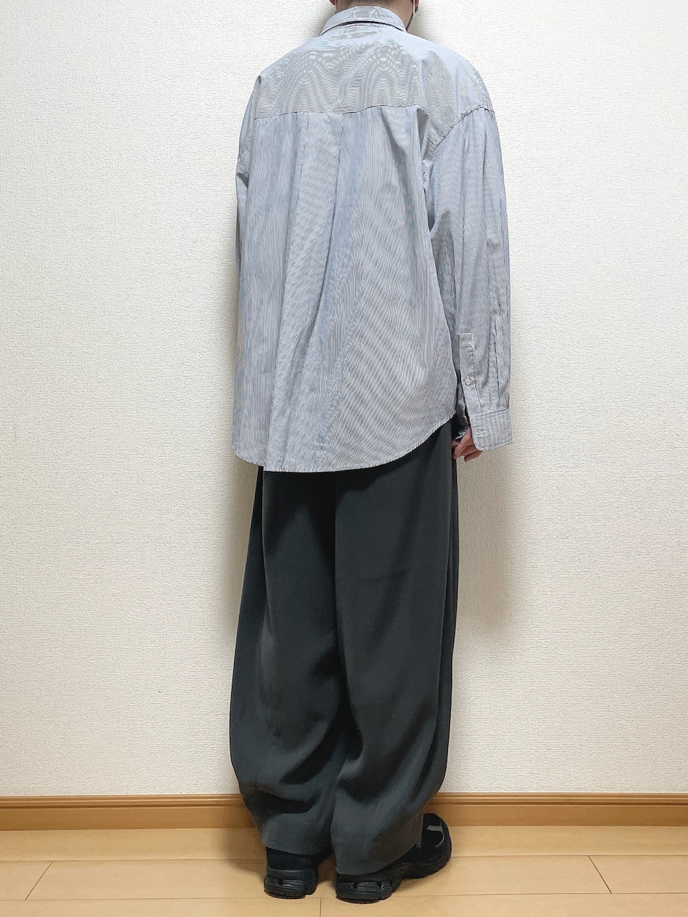 その他のシャツ/ブラウス、ホワイト系のTシャツ/カットソー、グレー系のスラックスを着用したメンズの春コーディネートの4枚目の写真