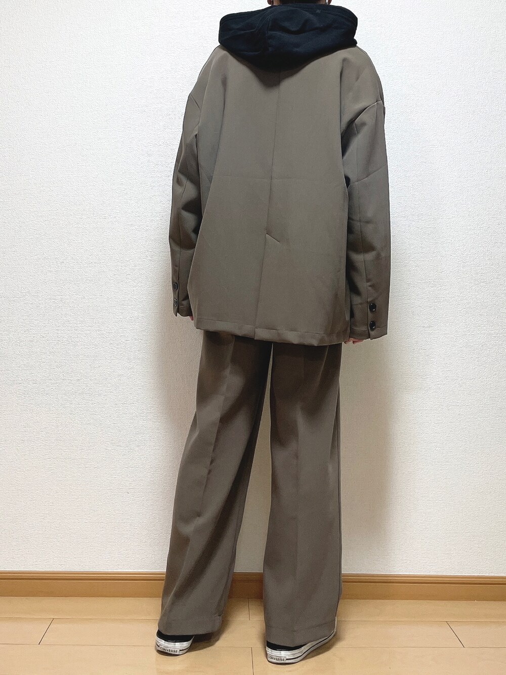 ブラウン系のテーラードジャケット、ブラック系のパーカー、ブラック系のTシャツ/カットソーを着用したメンズの冬コーディネートの4枚目の写真