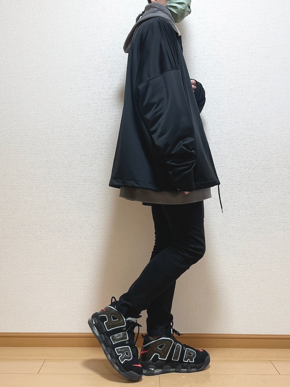 ブラック系のブルゾン、グレー系のパーカー、ホワイト系のTシャツ/カットソーを着用したメンズの冬コーディネートの3枚目の写真