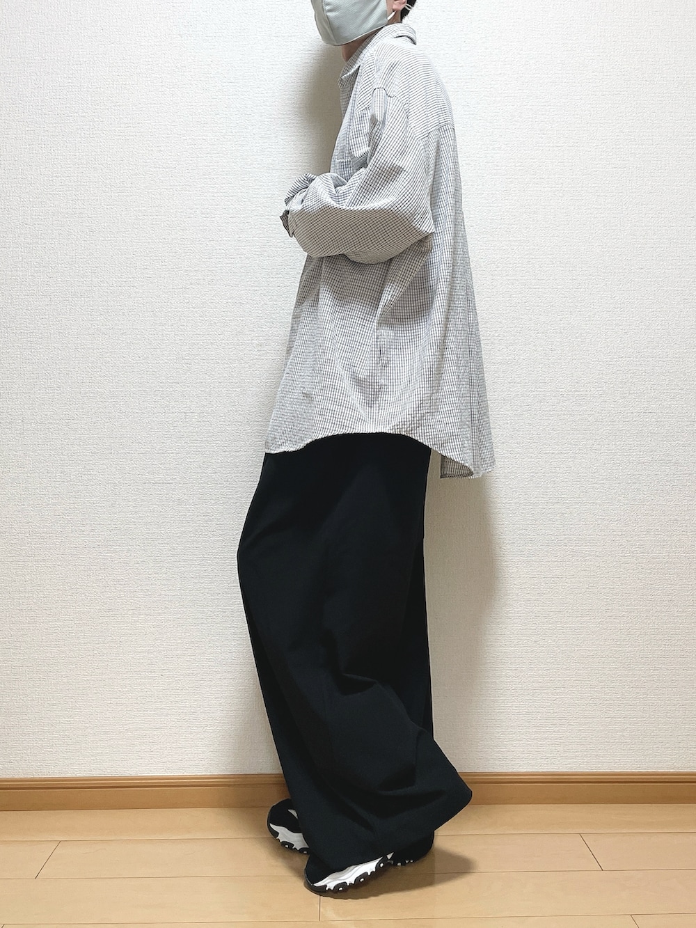 ブラック系のシャツ/ブラウス、ブラック系のスラックス、ブラック系のスニーカーを着用したメンズの春コーディネートの3枚目の写真