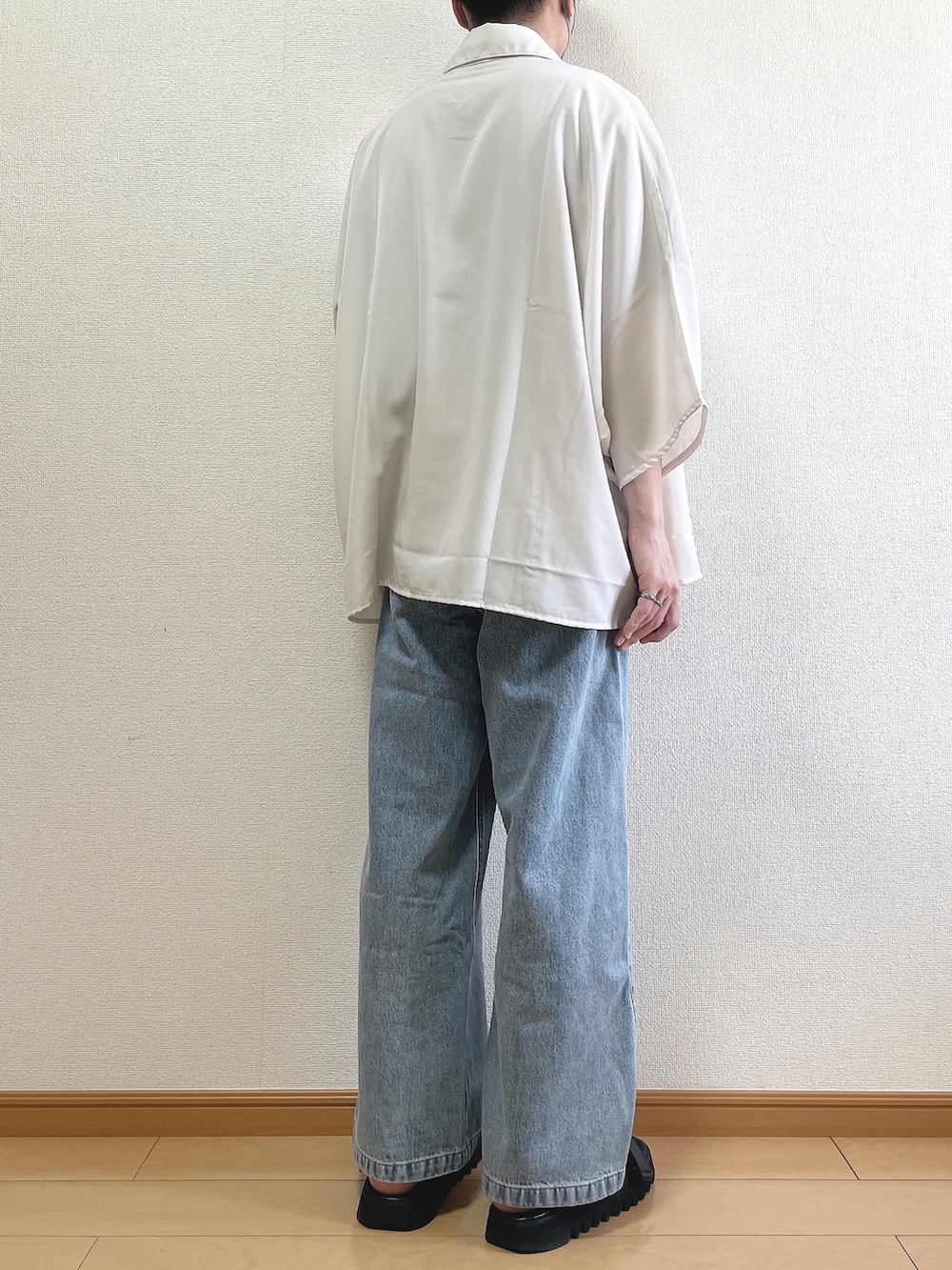 ホワイト系のシャツ/ブラウス、ベージュ系のTシャツ/カットソー、ブルー系のデニムパンツを着用したメンズの夏コーディネートの4枚目の写真