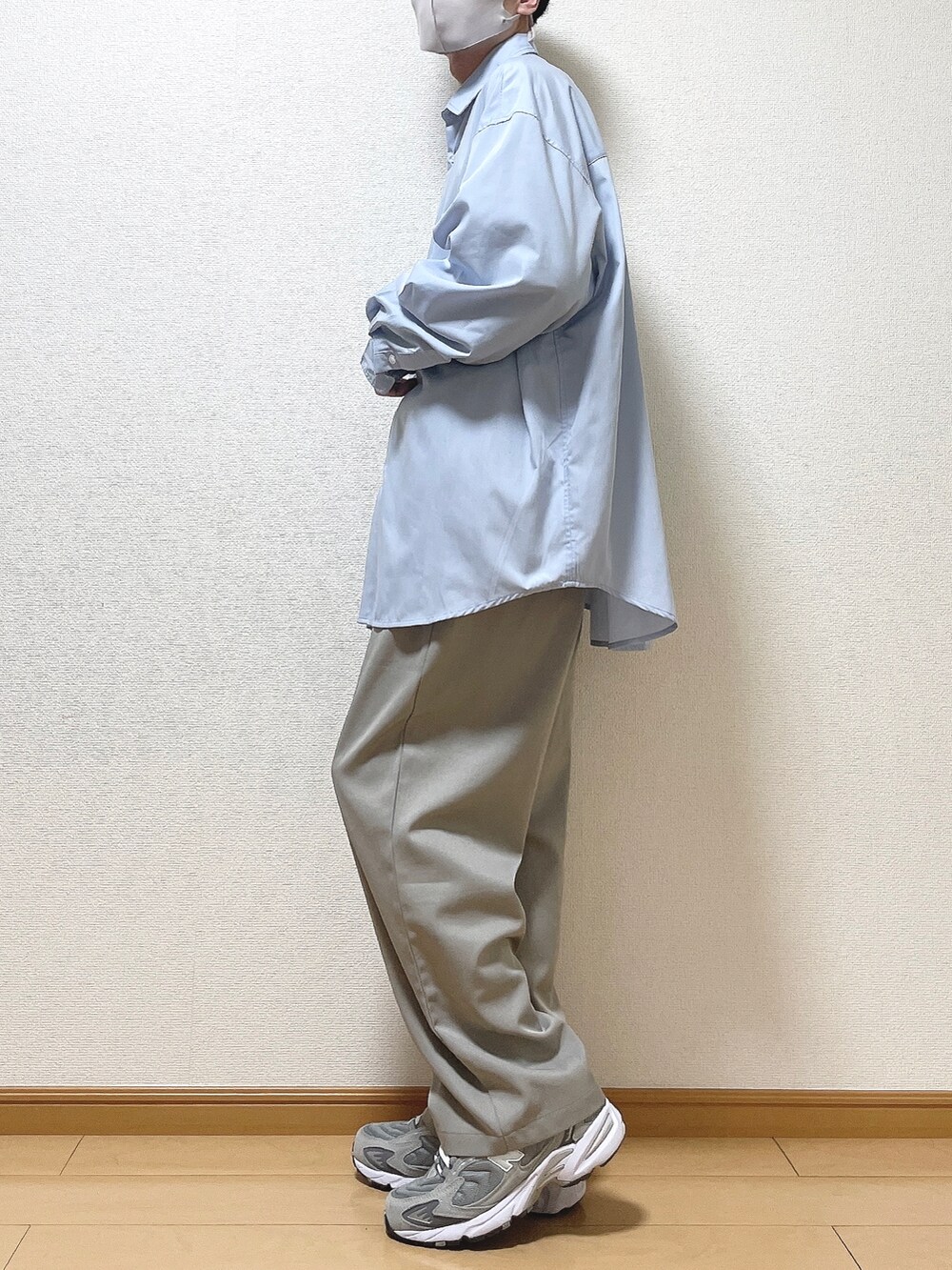 ブルー系のシャツ/ブラウス、グレー系のその他パンツ、グレー系のスニーカーを着用したメンズの春コーディネートの3枚目の写真