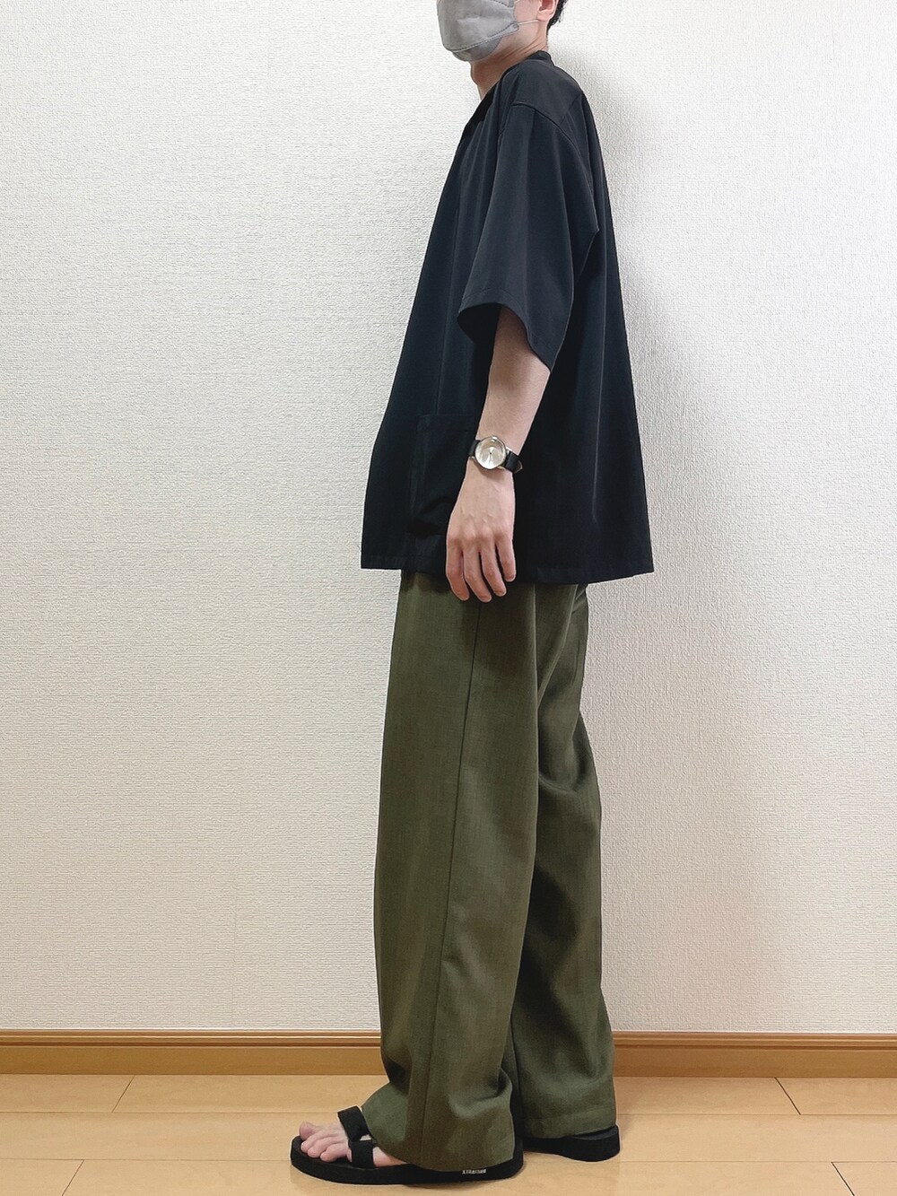 ブラック系のジャケット/アウター、ホワイト系のタンクトップ、グリーン系のその他パンツを着用したメンズの春コーディネートの3枚目の写真