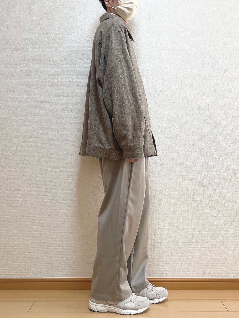 ブラウン系のシャツ/ブラウス、ホワイト系のTシャツ/カットソー、グレー系のその他パンツを着用したメンズの春コーディネートの2枚目の写真
