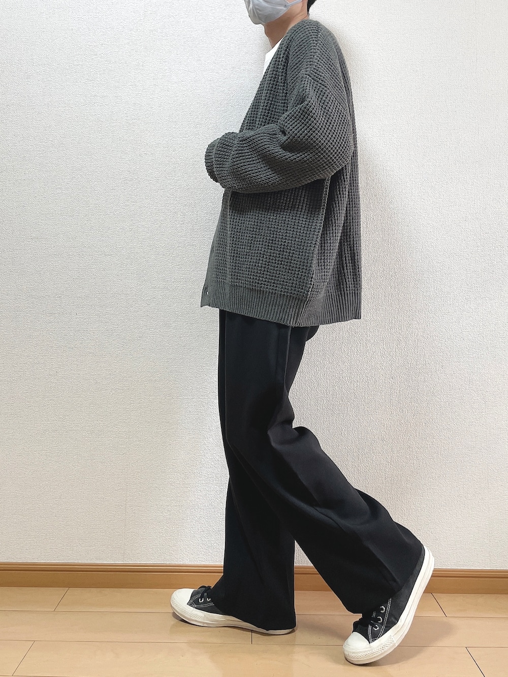 グレー系のカーディガン/ボレロ、ホワイト系のTシャツ/カットソー、ブラック系のスラックスを着用したメンズの秋コーディネートの3枚目の写真