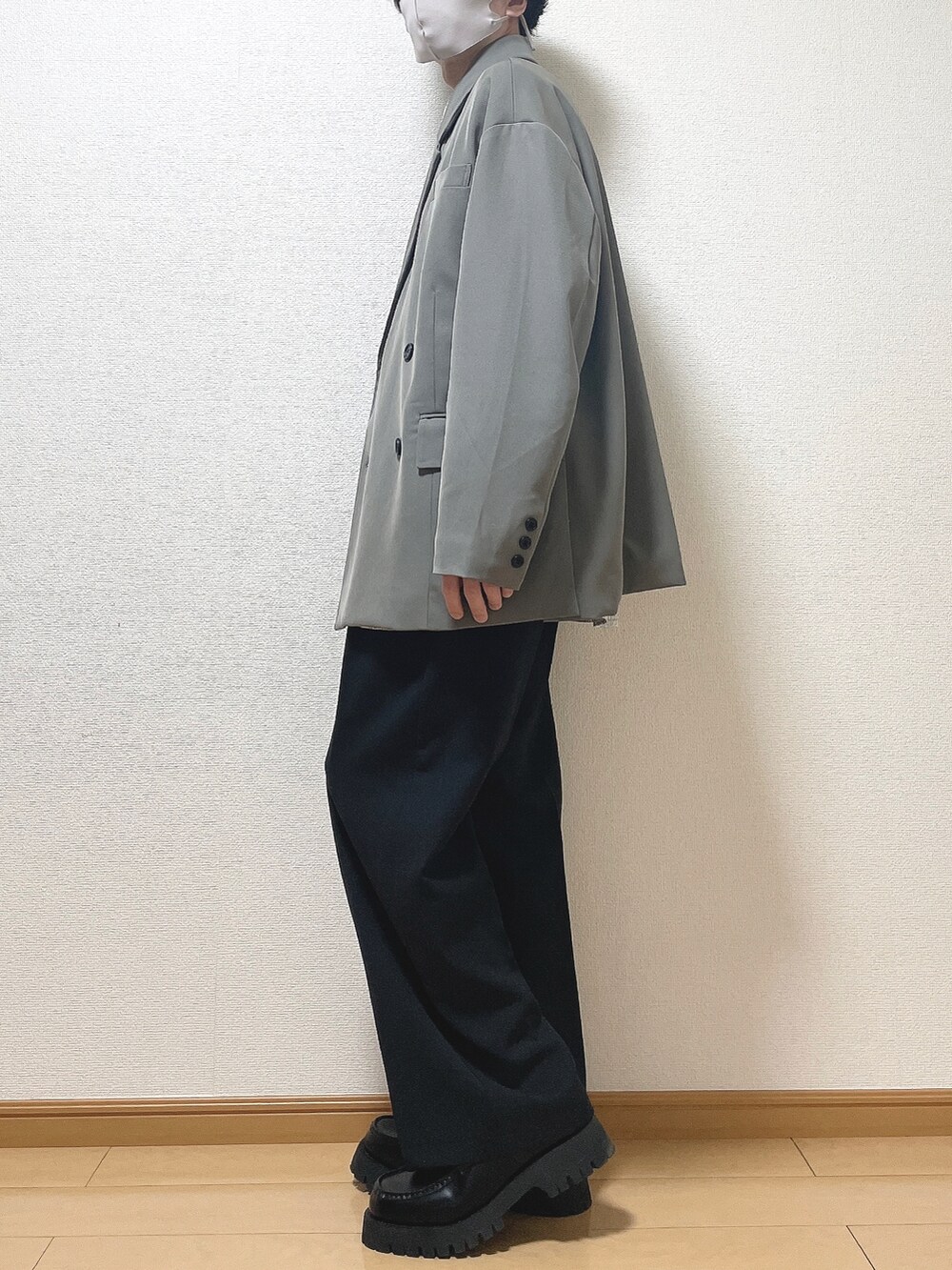 グレー系のテーラードジャケット、ブラック系のシャツ/ブラウス、ブラック系のその他パンツを着用したメンズの春コーディネートの3枚目の写真