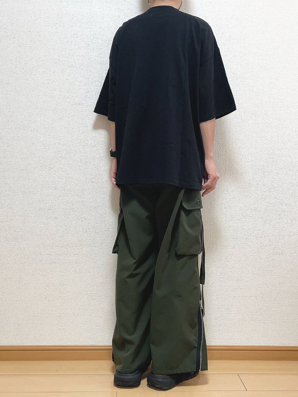 ブラック系のTシャツ/カットソー、グリーン系のカーゴパンツ、ブラック系のサンダルを着用したメンズの夏コーディネートの4枚目の写真
