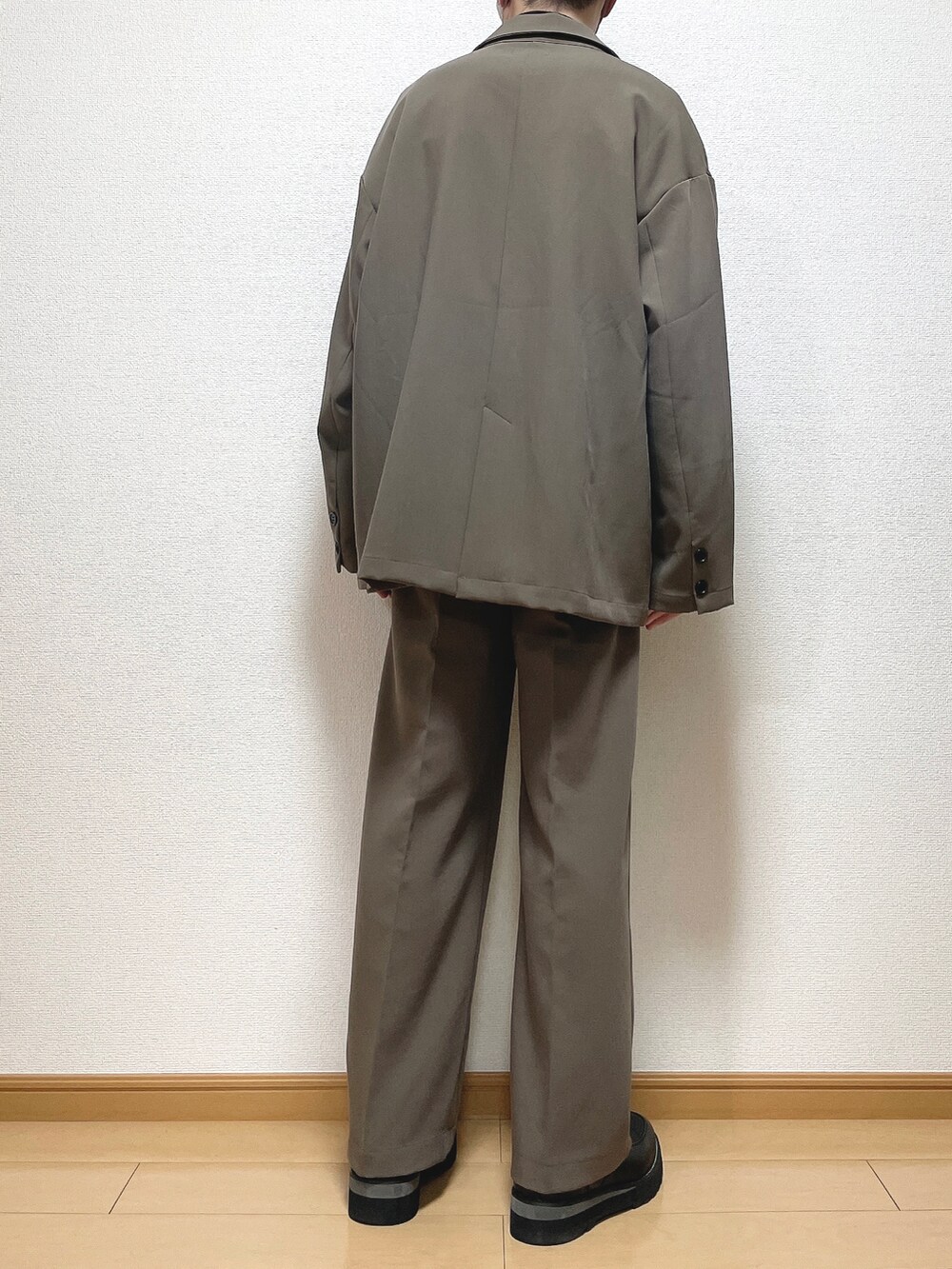 ブラウン系のテーラードジャケット、ブラウン系のシャツ/ブラウス、ブラック系のTシャツ/カットソーを着用したメンズの春コーディネートの4枚目の写真