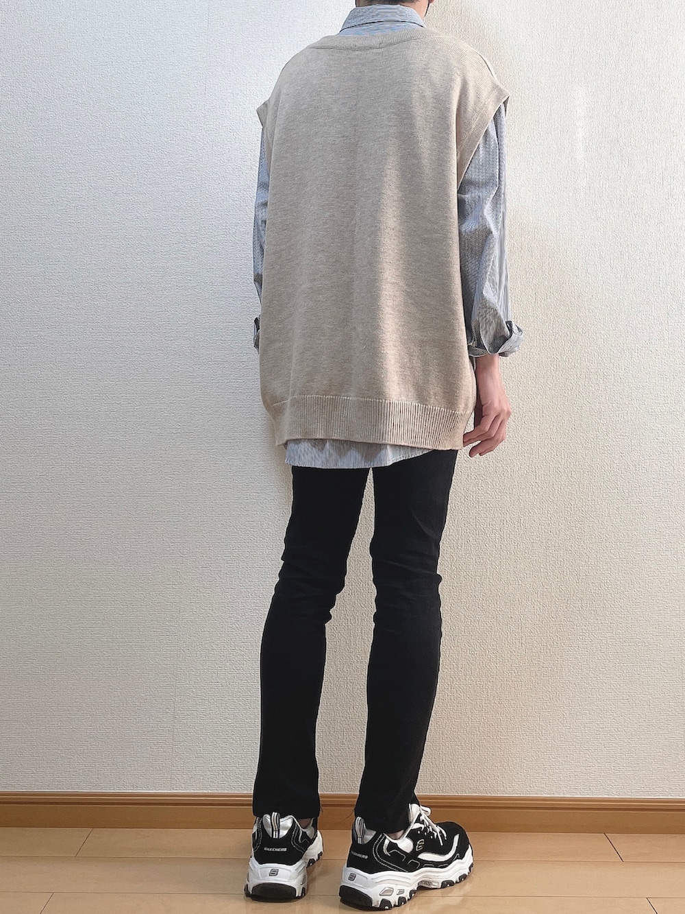 ベージュ系のニット/セーター、その他のシャツ/ブラウス、ブラック系のデニムパンツを着用したメンズの秋コーディネートの4枚目の写真