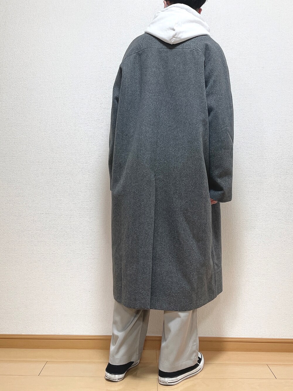 グレー系のステンカラーコート、グレー系のパーカー、ブラック系のTシャツ/カットソーを着用したメンズの冬コーディネートの3枚目の写真