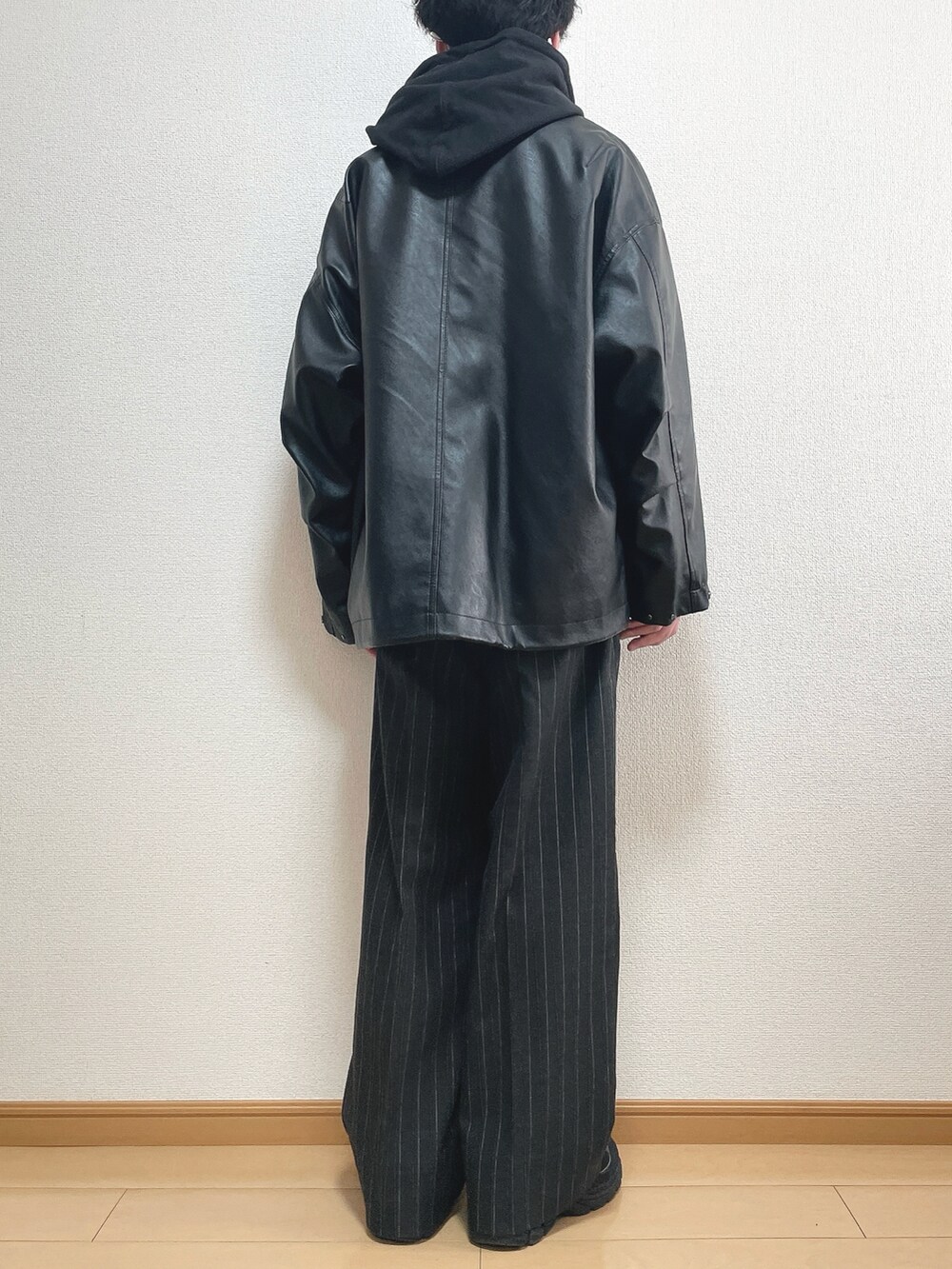 ブラック系のブルゾン、ブラック系のパーカー、ブラック系のパンツを着用したメンズの春コーディネートの4枚目の写真