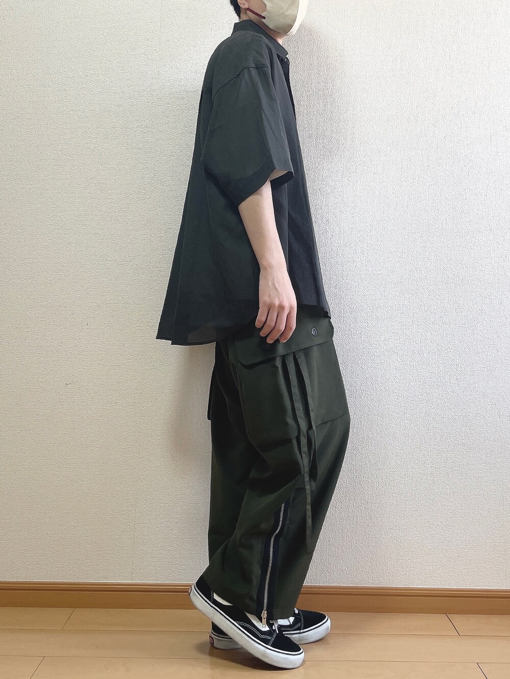 グレー系のシャツ/ブラウス、ホワイト系のTシャツ/カットソー、グリーン系のカーゴパンツを着用したメンズの春コーディネートの2枚目の写真