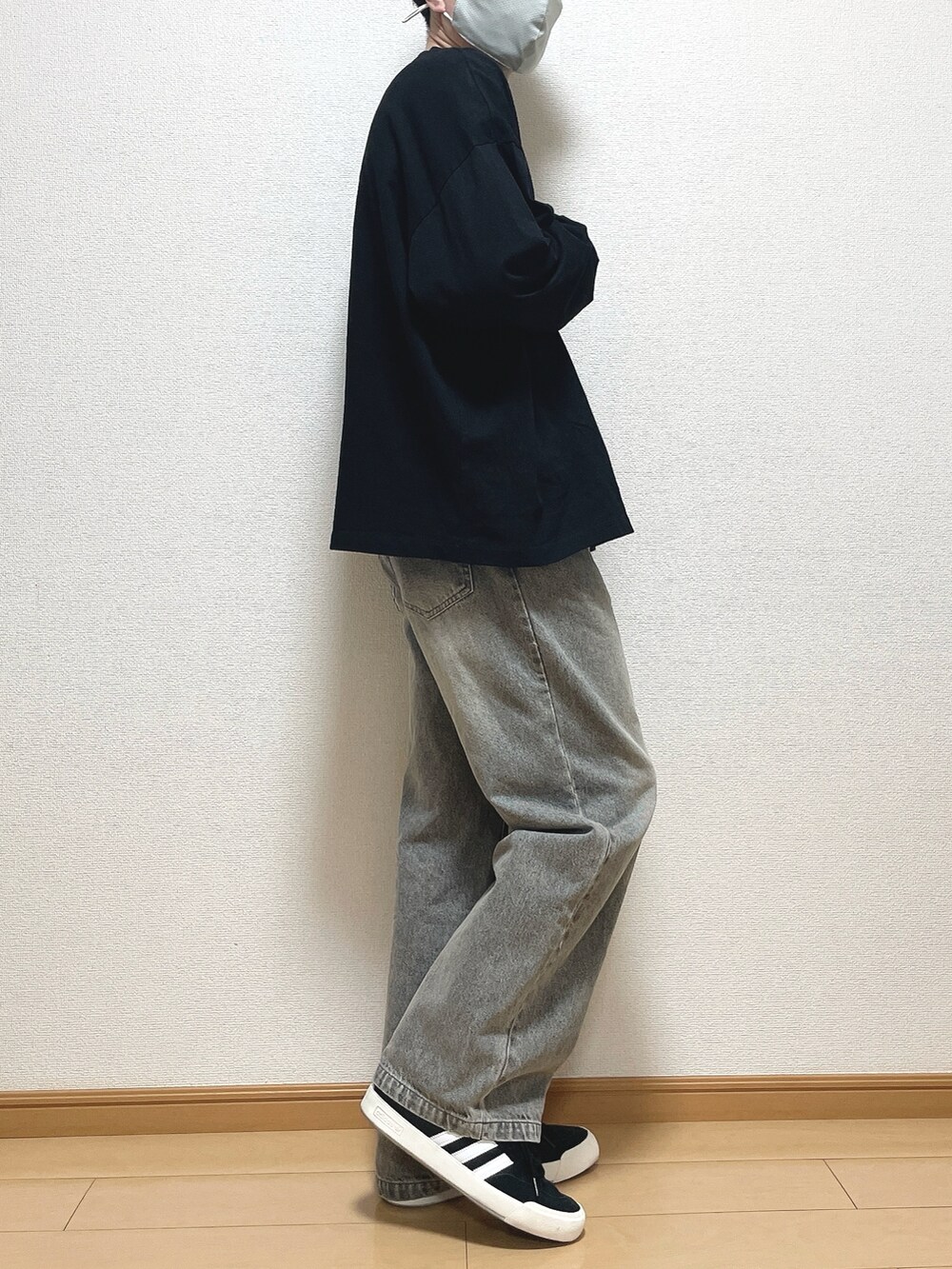 ブラック系のTシャツ/カットソー、ブラック系のデニムパンツ、ブラック系のスニーカーを着用したメンズの春コーディネートの2枚目の写真