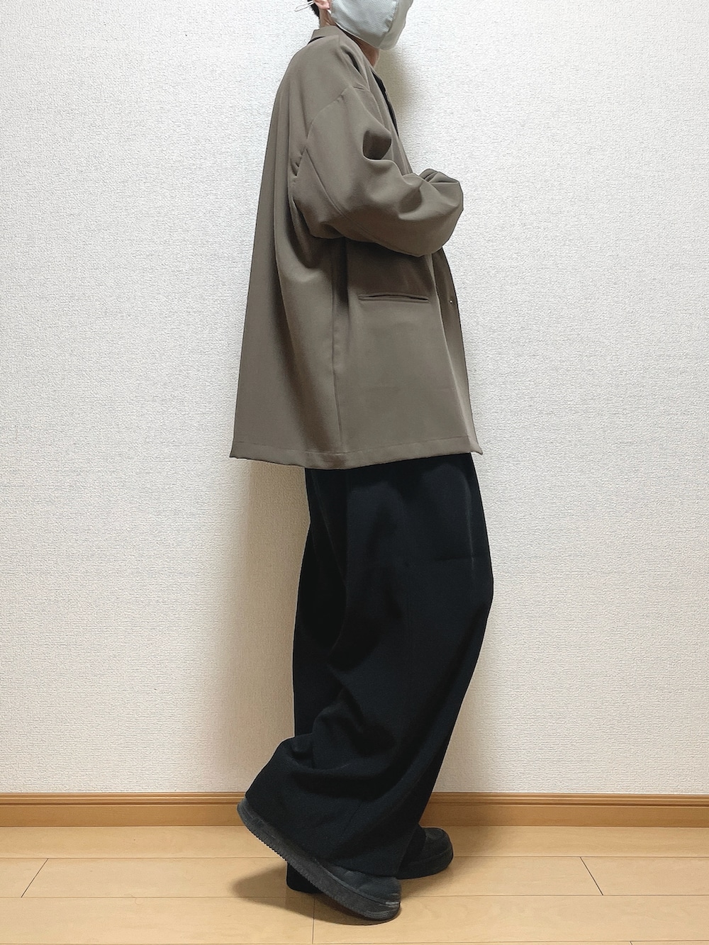 ブラウン系のテーラードジャケット、ホワイト系のTシャツ/カットソー、ブラック系のその他パンツを着用したメンズの秋コーディネートの2枚目の写真