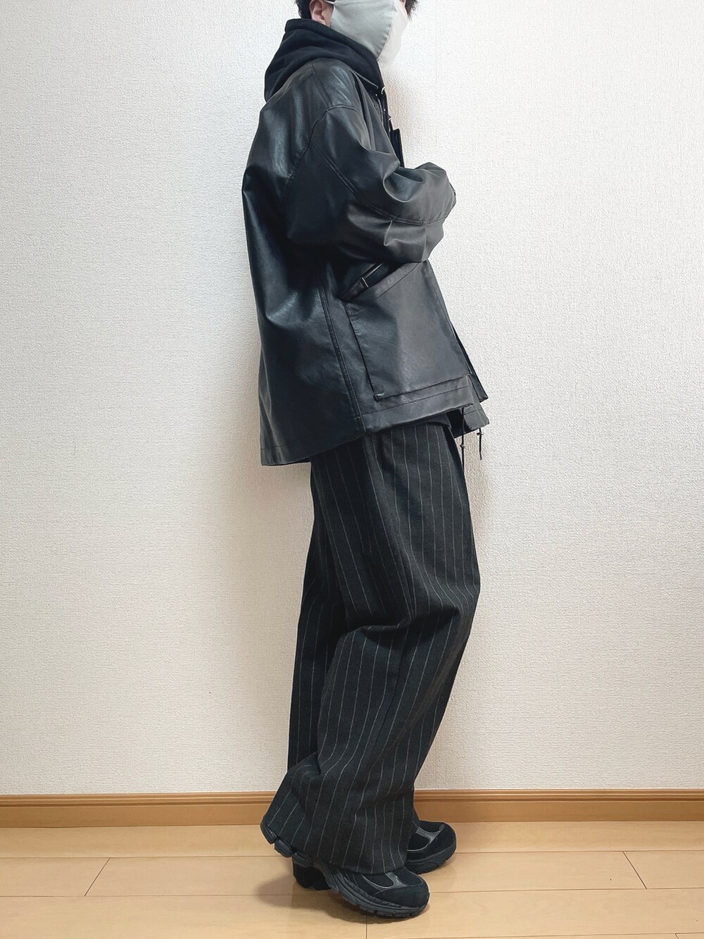 ブラック系のブルゾン、ブラック系のパーカー、ブラック系のパンツを着用したメンズの春コーディネートの2枚目の写真