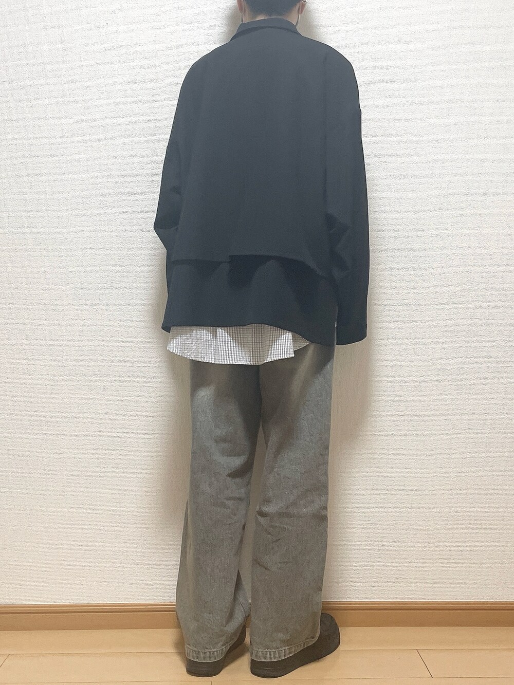 ブラック系のブルゾン、ブルー系のシャツ/ブラウス、ブラック系のデニムパンツを着用したメンズの秋コーディネートの4枚目の写真