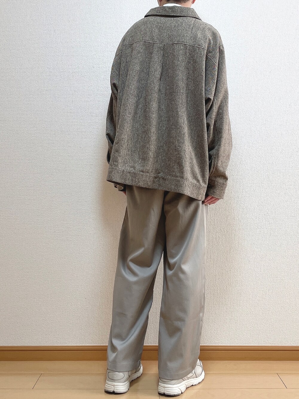 ブラウン系のシャツ/ブラウス、ホワイト系のTシャツ/カットソー、グレー系のその他パンツを着用したメンズの春コーディネートの4枚目の写真