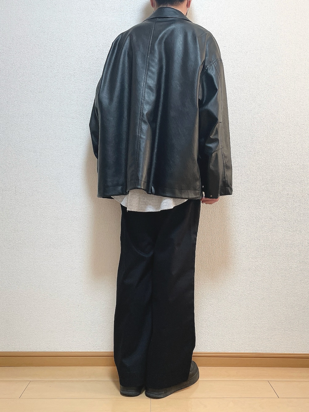 ブラック系のブルゾン、ブラック系のシャツ/ブラウス、ブラック系のスラックスを着用したメンズの冬コーディネートの4枚目の写真