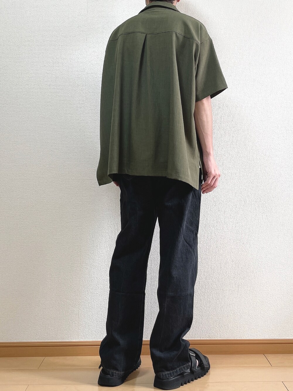 グリーン系のシャツ/ブラウス、ホワイト系のTシャツ/カットソー、ブラック系のデニムパンツを着用したメンズの夏コーディネートの4枚目の写真