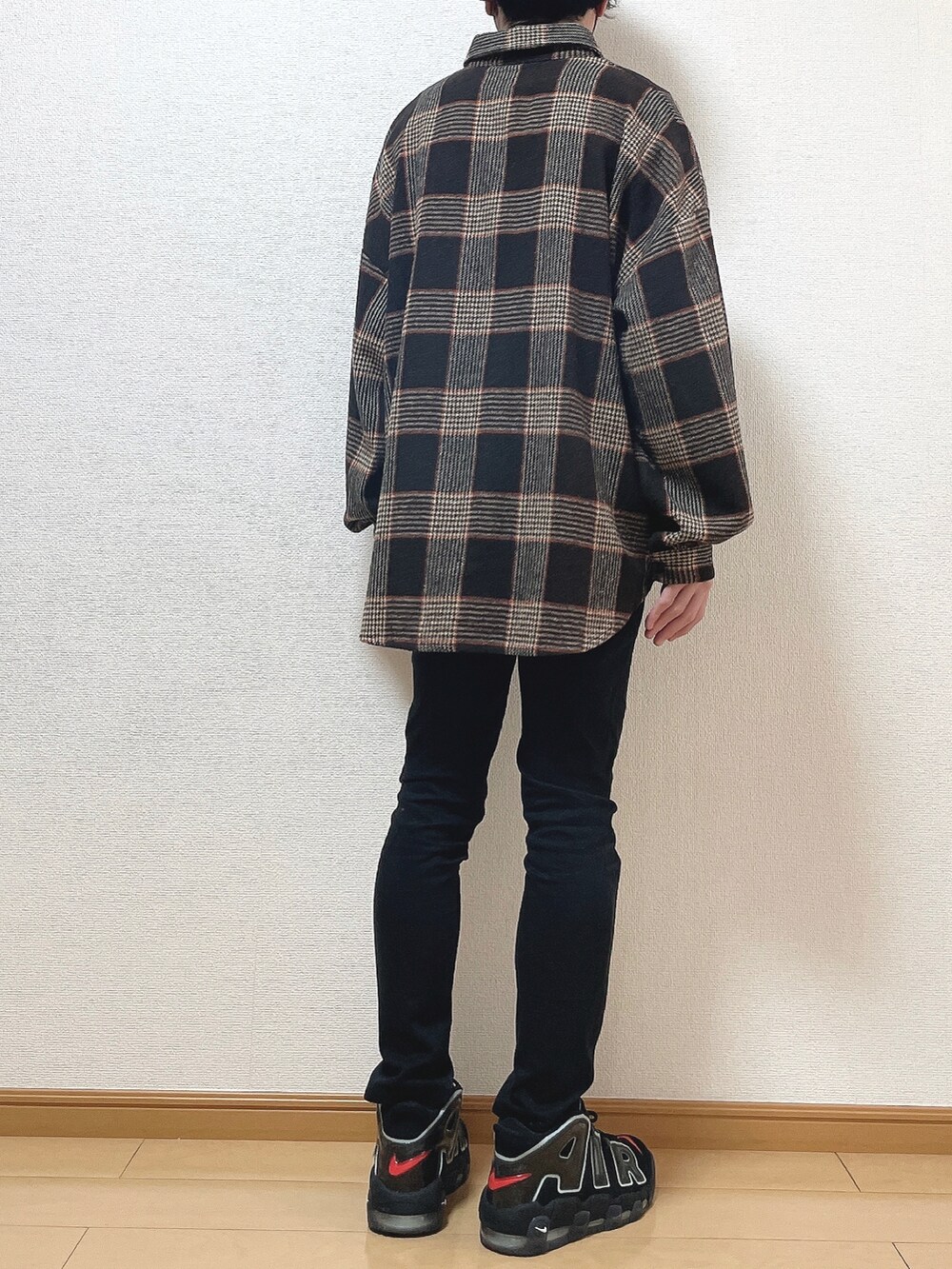 ブラウン系のシャツ/ブラウス、ブラック系のTシャツ/カットソー、ブラック系のデニムパンツを着用したメンズの秋コーディネートの4枚目の写真