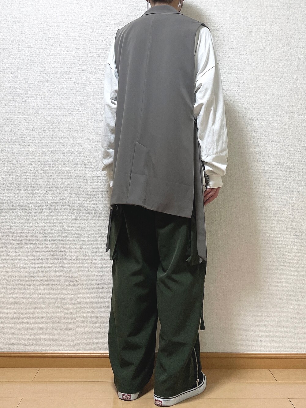 ブラウン系のベスト、ホワイト系のTシャツ/カットソー、グリーン系のカーゴパンツを着用したメンズの春コーディネートの4枚目の写真